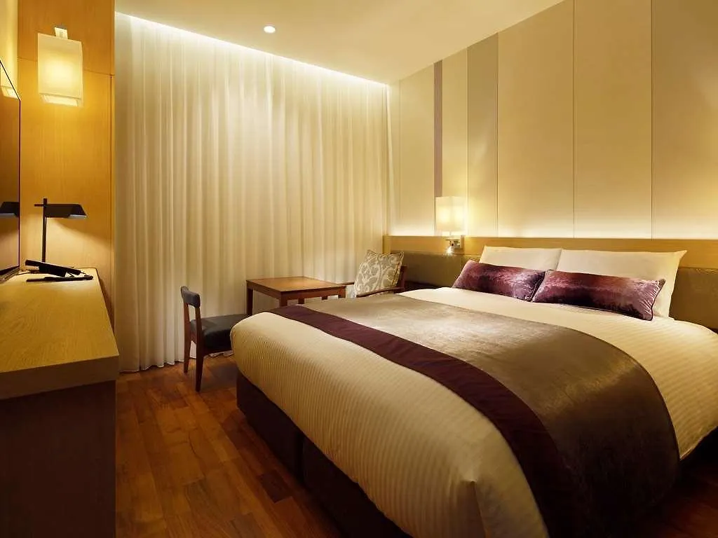 Mitsui Garden Hotel Osaka Premier 4*,